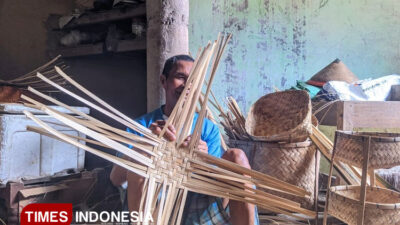 kisah-seno,-perajin-anyaman-bambu-pacitan-yang-tak-menyerah-meski-penglihatan-terbatas-–-times-banyuwangi
