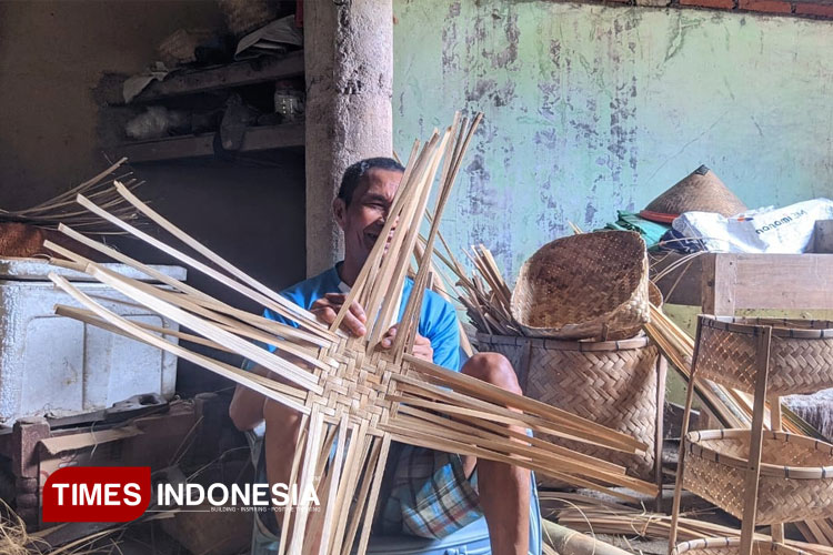 kisah-seno,-perajin-anyaman-bambu-pacitan-yang-tak-menyerah-meski-penglihatan-terbatas-–-times-banyuwangi