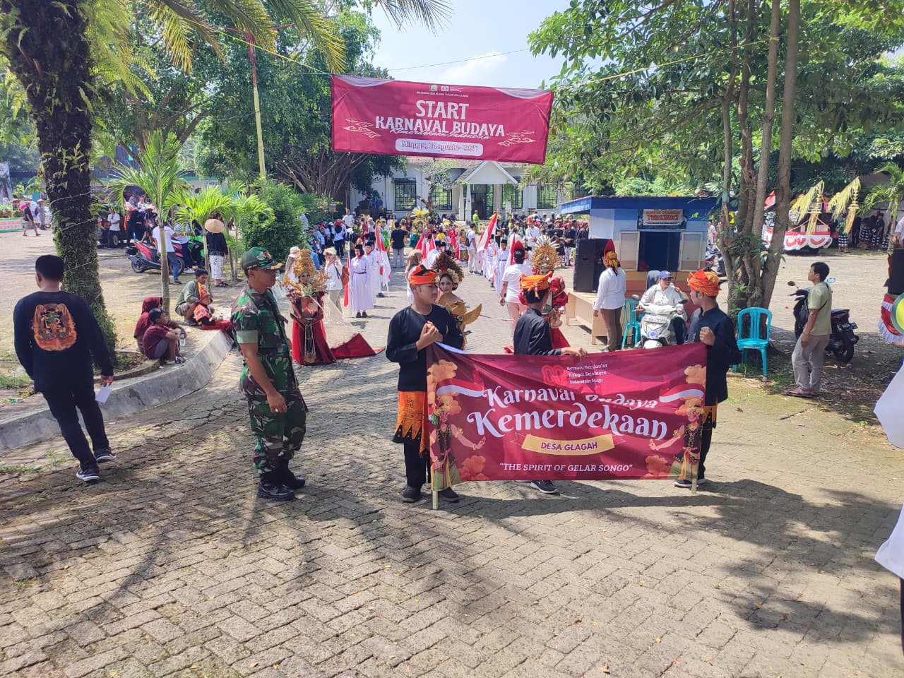 jaga-kondusifitas-pawai-budaya-di-glagah-libatkan-anggota-kodim-0825-banyuwangi