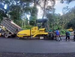 Yes! Jalur Gumitir Mulai Diaspal, Perbaikan Jalan Nasional Jember–Banyuwangi Dikebut Malam Hari