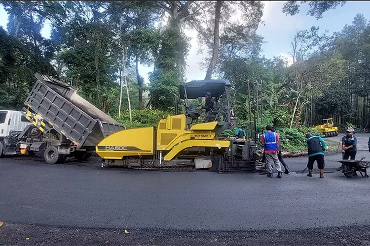 yes!-jalur-gumitir-mulai-diaspal,-perbaikan-jalan-nasional-jember–banyuwangi-dikebut-malam-hari