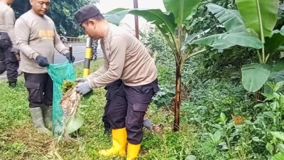 bareng-warga-di-banyuwangi,-polsek-genteng-bersih-bersih-sampah-di-tps-ilegal