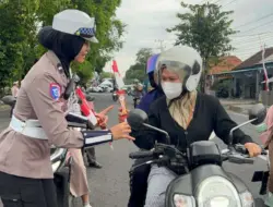 Sambut Hari Jadi, Polwan di Banyuwangi Bagi-bagi Cokelat dan Bendera ke Pengguna Jalan