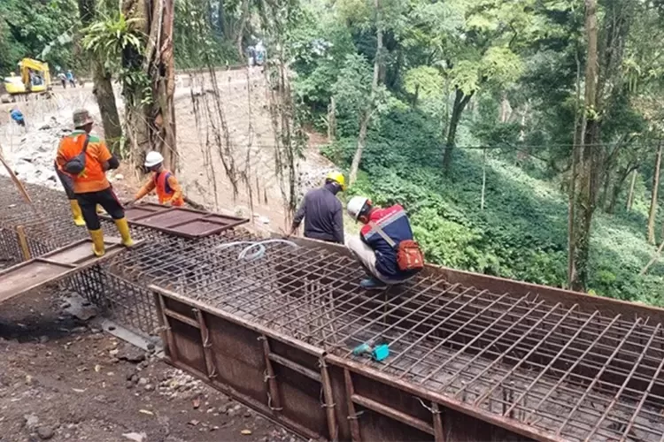 update-perbaikan-jalur-gumitir!-pekerjaan-pancang-beton-di-tikungan-mbah-singo-rampung