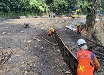 jalur-gumitir-akan-dibuka-lebih-awal,-driver-kendaraan-logistik-senang