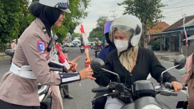 bikin-salting,-polwan-di-banyuwangi-gaet-hati-masyarakat-dengan-bagi-bagi-coklat-–-times-banyuwangi