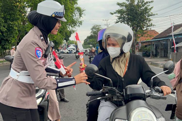 bikin-salting,-polwan-di-banyuwangi-gaet-hati-masyarakat-dengan-bagi-bagi-coklat-–-times-banyuwangi
