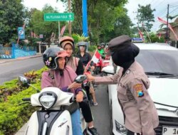 Polwan Banyuwangi HUT ke-77, Bagi Cokelat dan Bendera ke Pengguna Jalan Bikin Haru!