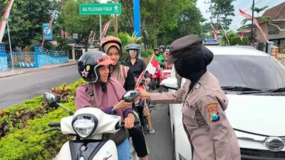 polwan-banyuwangi-hut-ke-77,-bagi-cokelat-dan-bendera-ke-pengguna-jalan-bikin-haru!
