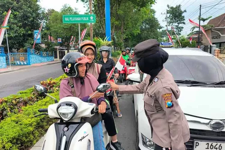 polwan-banyuwangi-hut-ke-77,-bagi-cokelat-dan-bendera-ke-pengguna-jalan-bikin-haru!
