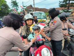 Polwan Polresta Banyuwangi Gelar Kegiatan Simpatik Bagikan Coklat dan Bendera terhadap Pengguna Jalan