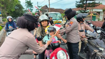 polwan-polresta-banyuwangi-gelar-kegiatan-simpatik-bagikan-coklat-dan-bendera-terhadap-pengguna-jalan