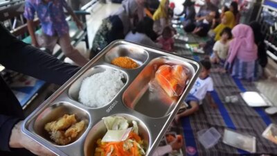heboh!-nampan-makan-bergizi-gratis-diduga-mengandung-minyak-babi,-istana-angkat-bicara
