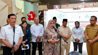 pilot-projet-digitalisasi-bansos,-luhut-minta-bupati-ipuk-share-pengalaman-bangun-digitalisasi-ke-berbagai-daerah