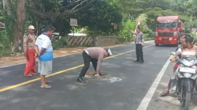 pengendaraa-sepeda-motor-di-banyuwangi-tewas-dalam-kecelakaan-melawan-truk
