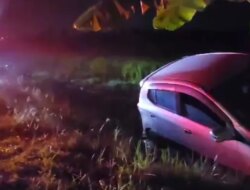 Ban Pecah! Mobil Ayla di Banyuwangi Nyungsep ke Parit, Evakuasi Dramatis 1 Jam Lebih