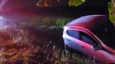 ban-pecah!-mobil-ayla-di-banyuwangi-nyungsep-ke-parit,-evakuasi-dramatis-1-jam-lebih