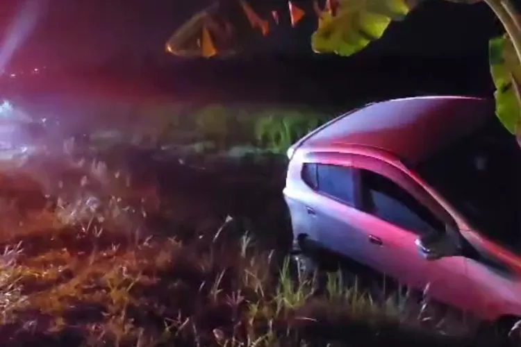 ban-pecah!-mobil-ayla-di-banyuwangi-nyungsep-ke-parit,-evakuasi-dramatis-1-jam-lebih