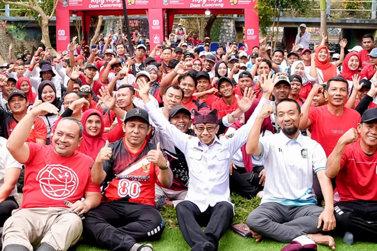 seru!-pegawai-pu-banyuwangi-ramaikan-dam-concrong-dengan-bersih-bersih-dan-lomba-agustusan