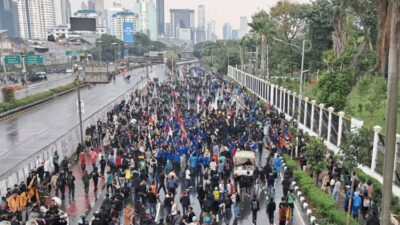 ricuh-demo-di-senayan,-massa-lempari-polisi-hingga-dibubarkan-gas-air-mata-–-times-banyuwangi