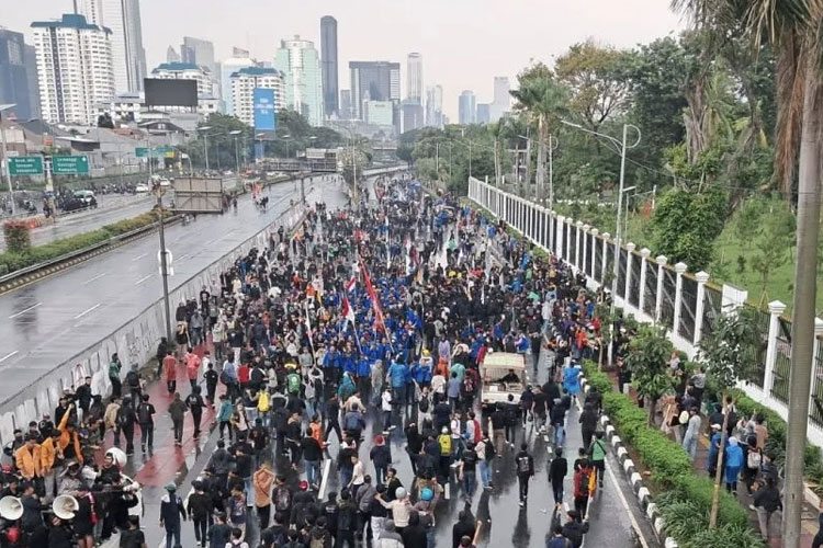 ricuh-demo-di-senayan,-massa-lempari-polisi-hingga-dibubarkan-gas-air-mata-–-times-banyuwangi