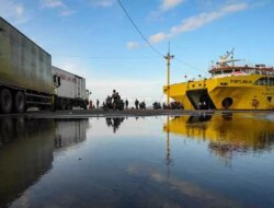 Cuaca Buruk dan Dermaga Rusak! 400 Truk Mengular di Pelabuhan Ketapang-Gilimanuk