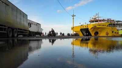 cuaca-buruk-dan-dermaga-rusak!-400-truk-mengular-di-pelabuhan-ketapang-gilimanuk