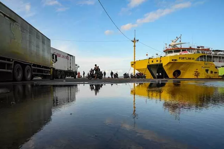 cuaca-buruk-dan-dermaga-rusak!-400-truk-mengular-di-pelabuhan-ketapang-gilimanuk