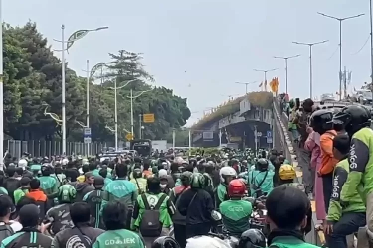 driver-ojol-tewas-dilindas-brimob,-motor-dan-hp-raib,-keluarga-bingung