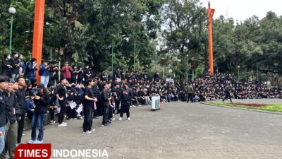 ratusan-massa-aksi-dan-ojol-padati-area-alun-alun-merdeka-malang,-gelar-aksi-solidaritas-–-times-banyuwangi