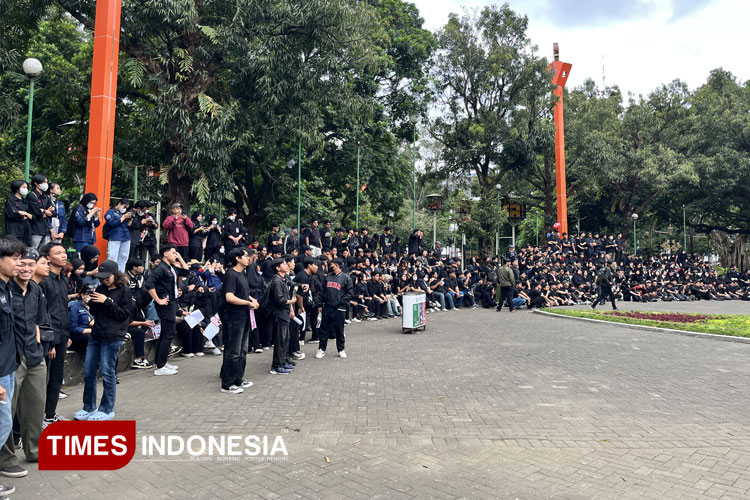 ratusan-massa-aksi-dan-ojol-padati-area-alun-alun-merdeka-malang,-gelar-aksi-solidaritas-–-times-banyuwangi