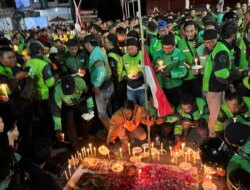 Nyalakan Lilin, Lintas Ojol Gelar Aksi Damai di Depan Polresta Banyuwangi