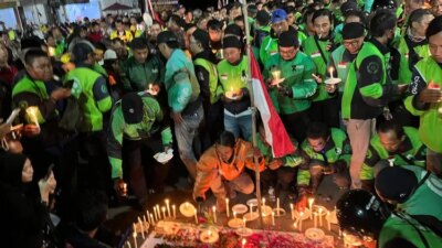 nyalakan-lilin,-lintas-ojol-gelar-aksi-damai-di-depan-polresta-banyuwangi
