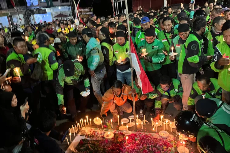 nyalakan-lilin,-lintas-ojol-gelar-aksi-damai-di-depan-polresta-banyuwangi