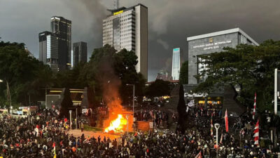 demonstran-bakar-ban-dan-rusak-fasilitas-di-depan-polda-metro-jaya-–-times-banyuwangi