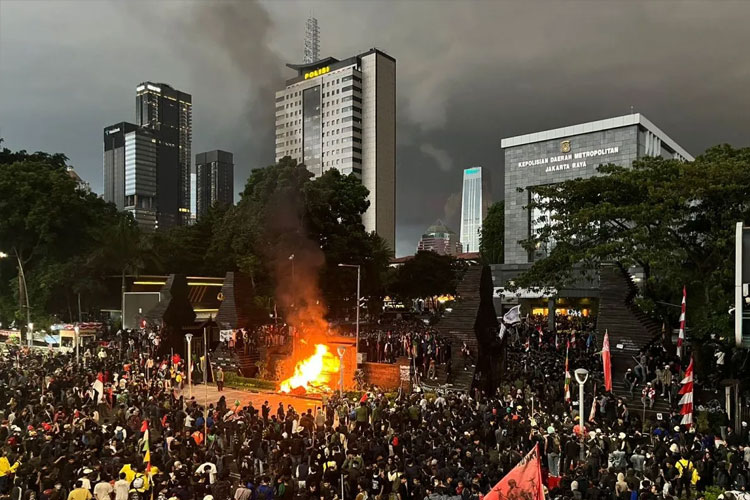 demonstran-bakar-ban-dan-rusak-fasilitas-di-depan-polda-metro-jaya-–-times-banyuwangi