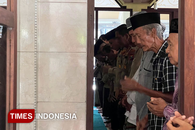 bentuk-belasungkawa,-polresta-banyuwangi-gelar-sholat-ghaib-untuk-affan-kurniawan-–-times-banyuwangi