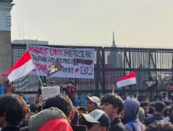 Rupiah dan IHSG Tertekan, Media Asing Soroti Demo Rusuh DPR