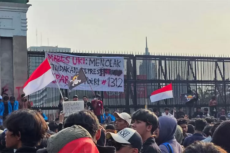 rupiah-dan-ihsg-tertekan,-media-asing-soroti-demo-rusuh-dpr
