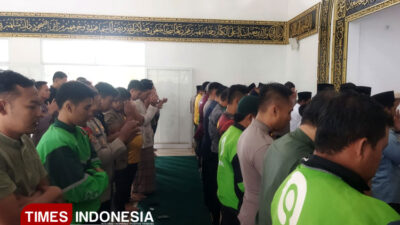 ojol-pacitan-gelar-shalat-ghaib-hingga-doa-usai-meninggalnya-rekan-mereka-di-jakarta-–-times-banyuwangi