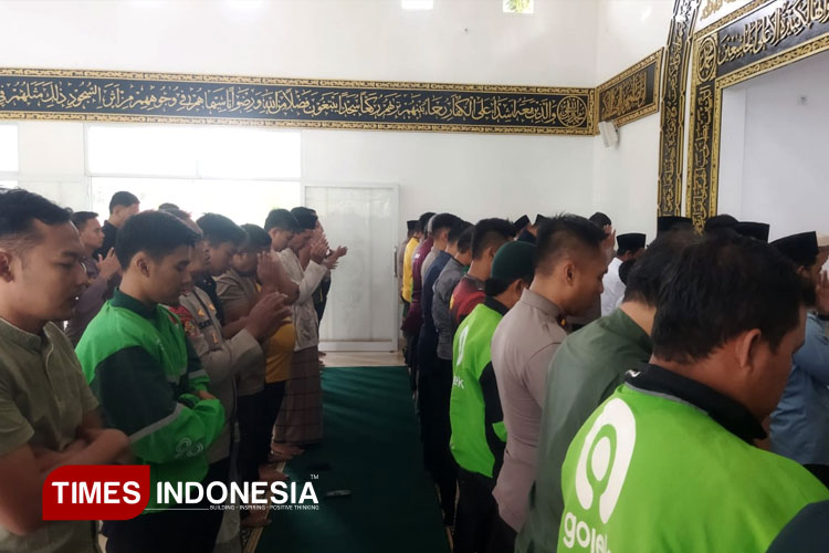 ojol-pacitan-gelar-shalat-ghaib-hingga-doa-usai-meninggalnya-rekan-mereka-di-jakarta-–-times-banyuwangi