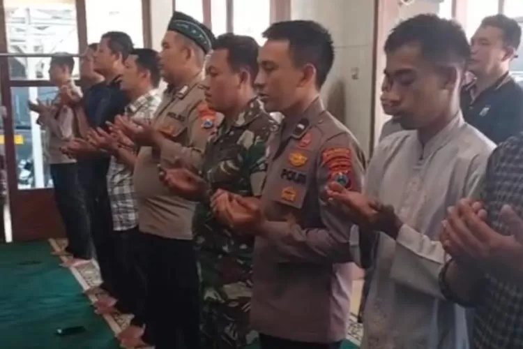 polresta-banyuwangi-gelar-sholat-ghaib-untuk-doakan-driver-ojol-korban-unjuk-rasa-jakarta