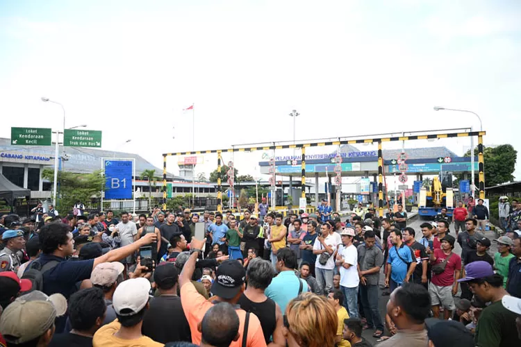 tni-al-larang-demo-di-pelabuhan-ketapang,-status-objek-vital-nasional-harus-steril!