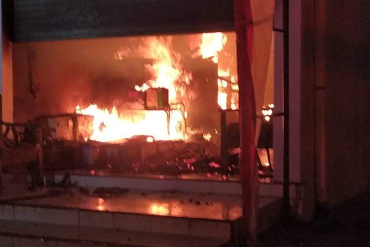 korsleting-listrik-sebabkan-toko-aki-dan-warung-seblak-di-banyuwangi-ludes-terbakar-–-times-banyuwangi