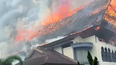 penampakan-membara-gedung-dprd-ntb-setelah-dibakar!-pendemo-tuntut-kapolri-listyo-sigit-prabowo-mundur