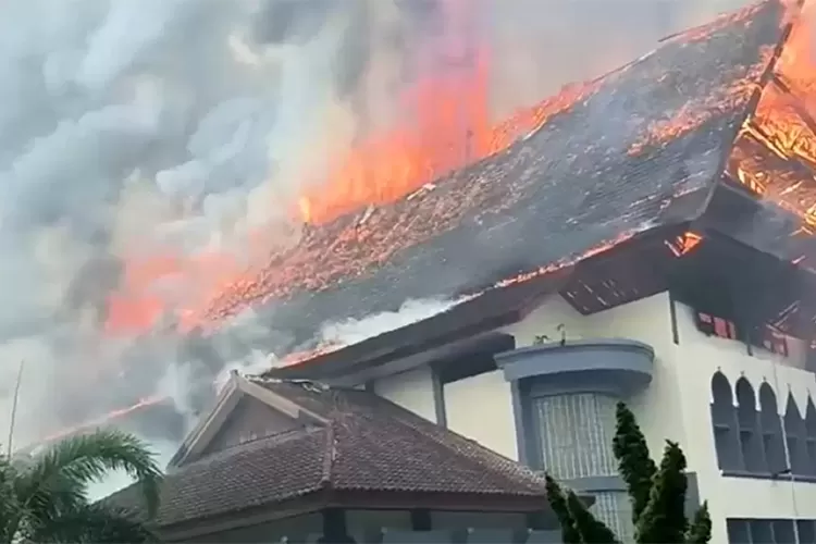 penampakan-membara-gedung-dprd-ntb-setelah-dibakar!-pendemo-tuntut-kapolri-listyo-sigit-prabowo-mundur