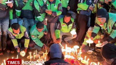 aksi-solidaritas-untuk-affan,-ratusan-driver-ojol-nyalakan-lilin-hingga-doa-bersama-di-mapolresta-banyuwangi-–-times-banyuwangi