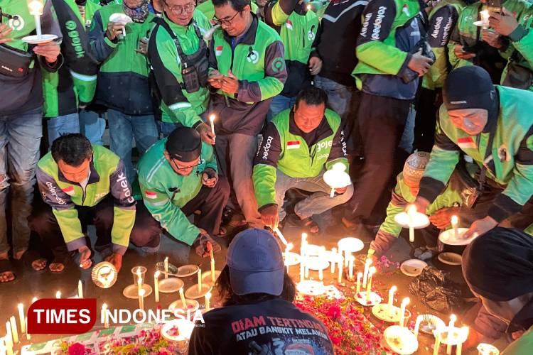 aksi-solidaritas-untuk-affan,-ratusan-driver-ojol-nyalakan-lilin-hingga-doa-bersama-di-mapolresta-banyuwangi-–-times-banyuwangi