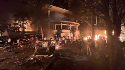 terkini-demo-makassar-membara!-dprd-dan-kejati-dibakar,-motor-jurnalis-metro-tv-dan-fajar-hangus!