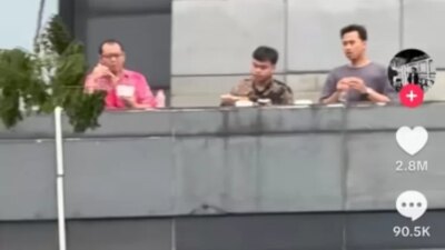 viral!-diduga-staf-dpr-terekam-makan-mie-goreng-sambil-tertawakan-aksi-demo